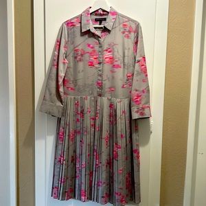 Banana Republic grey/pink pleated bottom hits below the knee.Great condition.